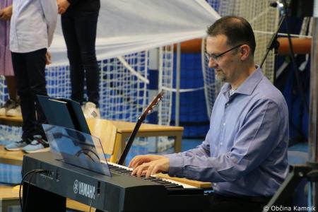 Otroci Osnovne šole Šmartno v Tuhinju z glasbo razpeli jadra (15)